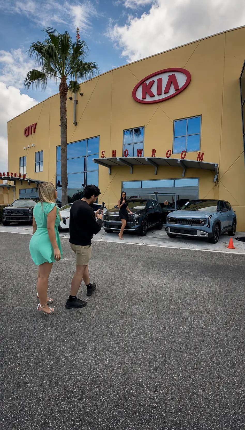 Actividad de producción exterior durante una experiencia profesional colaborativa en una locación de City Kia.