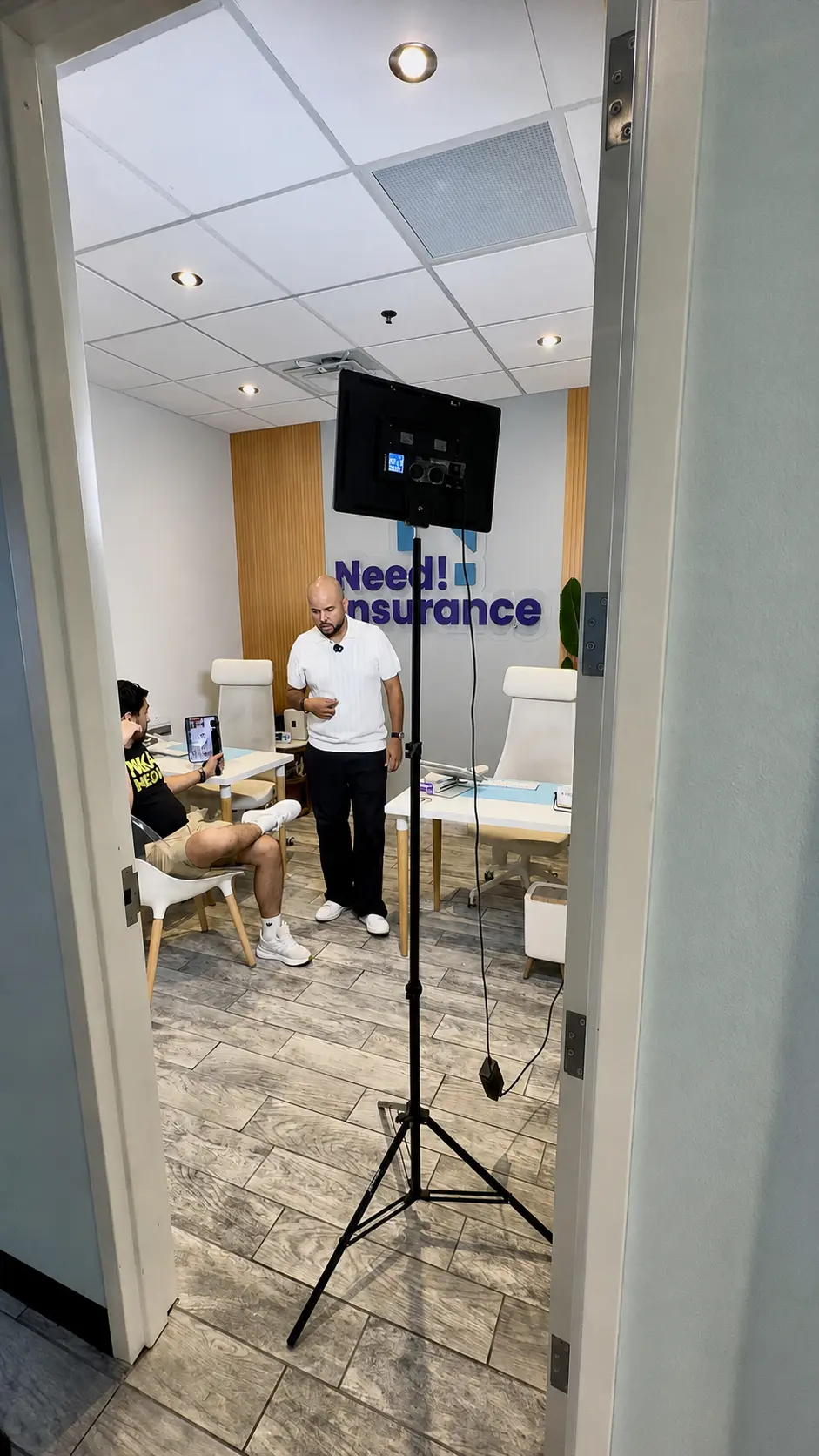 Montaje detrás de cámara durante una experiencia profesional colaborativa en una locación de Need Insurance.